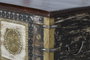 GINER Y COLOMER - Coffre de rangement en bois de manguier massif avec détails en bronze, finition noir vieilli et cerise, 46x116x40 cm